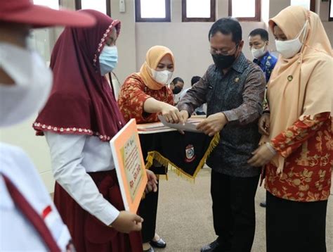 Dwp Kota Makassar Serahkan Bantuan Pendidikan Anak Asn Berprestasi