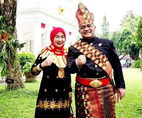 Benny Rhamdani Bersama Istri Pakai Baju Adat Bolaang Mongondow Di