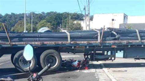 Motociclista choca contra remolque de tráiler en bulevar Banderilla