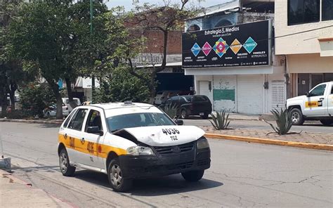 Taxista choca con automóvil particular y abandona la unidad taxi