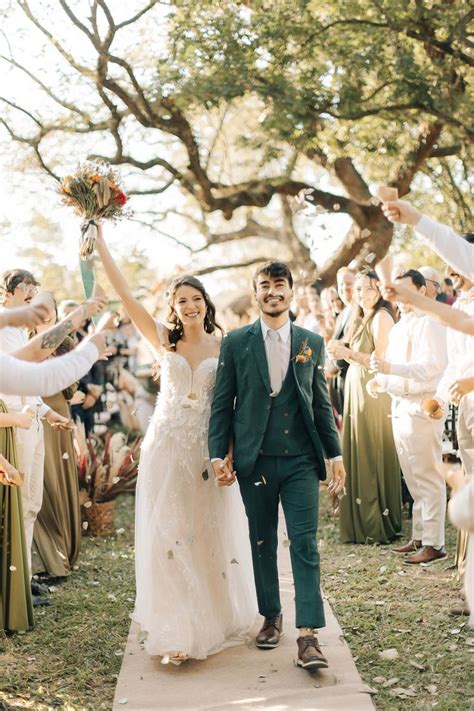 Casamento Boho Diferente Noivo Aposta Em Terno Verde E Pula Pula Em