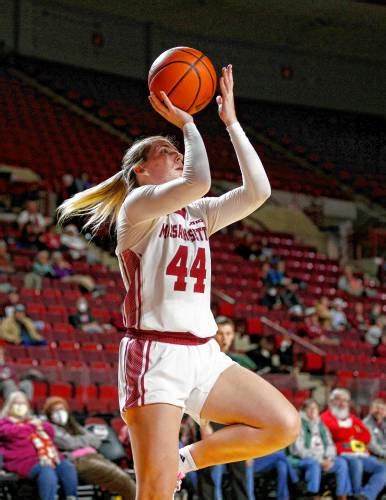 Athol Daily News Umass Basketball Minutewomen Looking To End Season