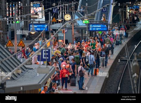 Hamburg Hauptbahnhof Hi Res Stock Photography And Images Alamy