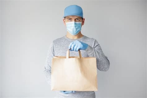 Premium Photo Coronavirus Concept Courier Or Food Delivery Man In