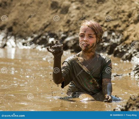 Enfant Dans La Boue Image éditorial Image Du Confiance 36808655