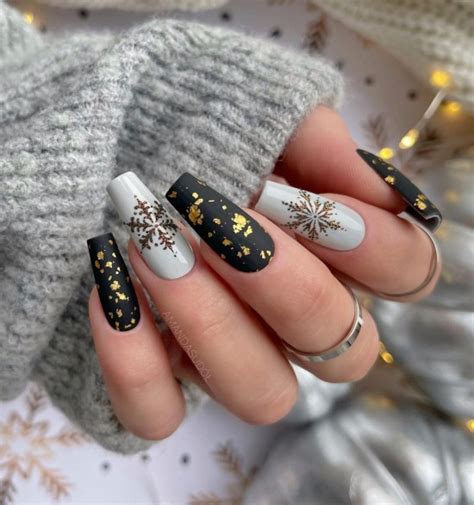 25 Awesome New Year S Eve Nail Art Ideas Black And White Nails With