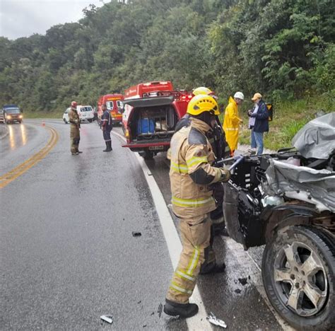 Tr S Ficam Feridos Em Acidente Entre Dois Carros E Um Caminh O Na Br