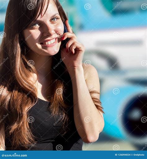 Donna Che Parla Dal Telefono Allaeroporto Fotografia Stock Immagine
