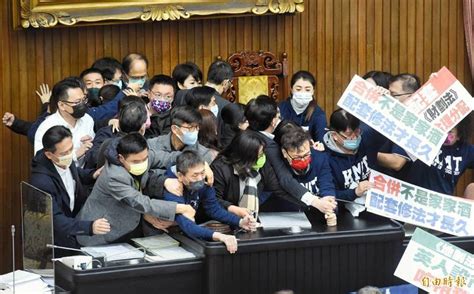 綠拚「地制法」修法 藍委衝主席台癱瘓立法院議場 自由電子報 Line Today