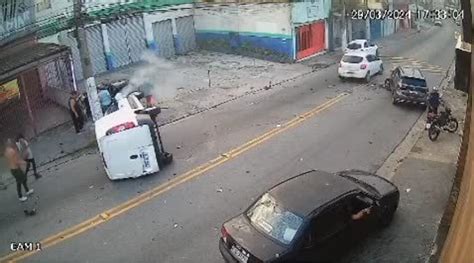 Vídeo Motorista embriagado bate em pelo menos dois carros e capota na