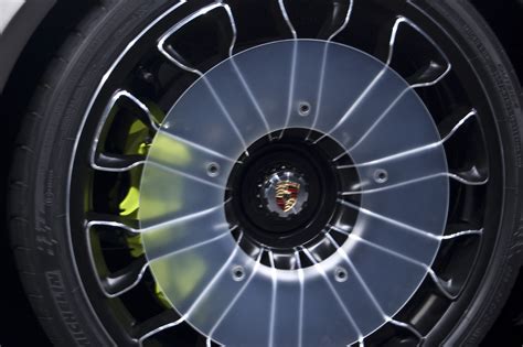 File:Porsche 918 Spyder wheel.jpg - Wikimedia Commons