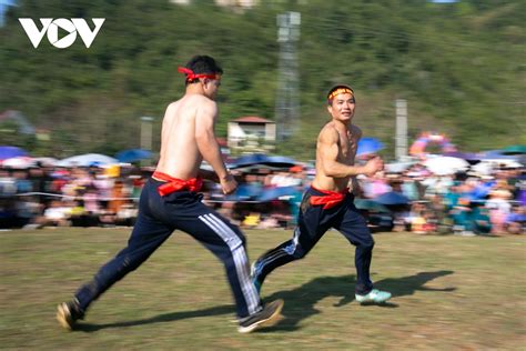 Gay cấn màn tranh đầu pháo trong Lễ hội pháo hoa ở Cao Bằng