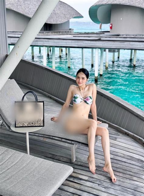 Hoa hậu Hương Giang khoe đường cong không góc chết với bikini