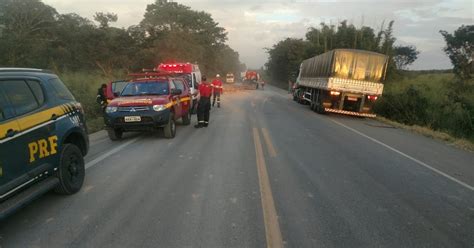 Jornal Fique Sabendo Bom Despacho Caminhão de Tijolos capota na