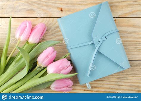 Ramalhete Bonito De Flores Cor De Rosa Das Tulipas E De Um Caderno Azul