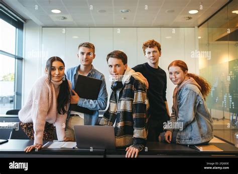 élèves En Classe Banque De Photographies Et Dimages à Haute Résolution