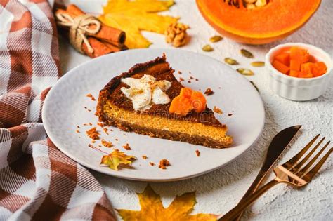 Tarta De Queso De Calabaza Casera Decorada Con Crema Batida En Placa