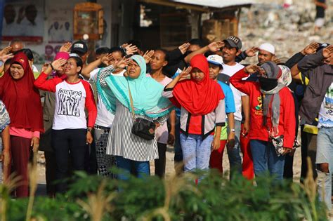 Foto Tolak Penggusuran Warga Kampung Akuarium Gelar Upacara Bendera