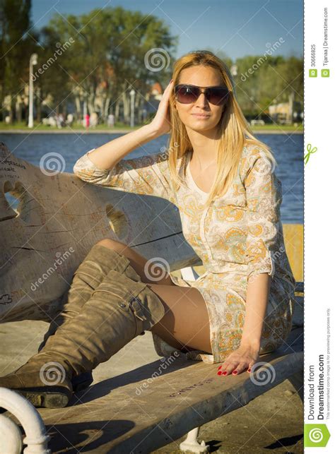 Belle Fille S Asseyant Sur Un Banc Image Stock Image Du Glaces Soin