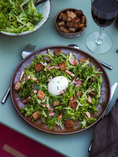 Salade lyonnaise Frisée aux lardons traditionnelle