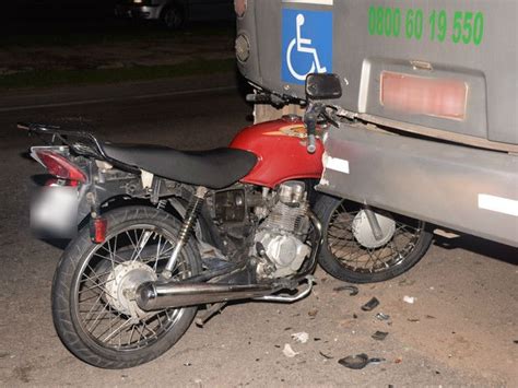 G Motociclista Fica Ferido Ap S Bater Na Traseira De Nibus Em