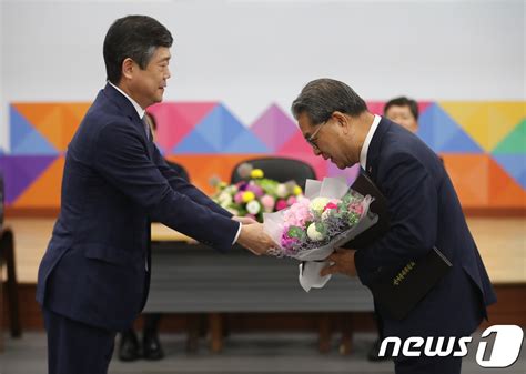 윤준 경기도선관위원장과 악수하는 이재정 경기도교육감 당선인 네이트 뉴스