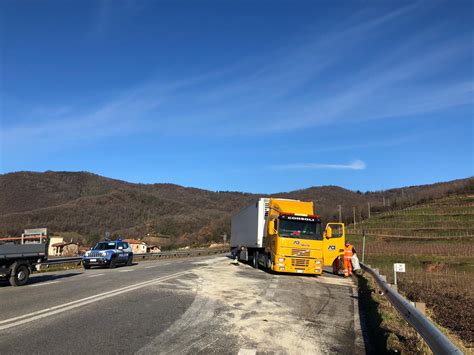 Grave Incidente In Sp Coinvolto Un Mezzo Pesante Code Da Iseo A