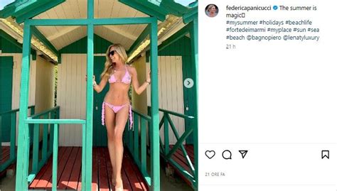 E Le Ventenni Mute Federica Panicucci Bikini Rosa In Grande Stile
