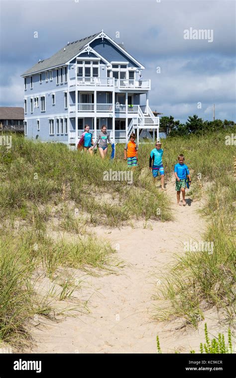 Avon Outer Banks North Carolina Usa Kids Going To The Beach Stock