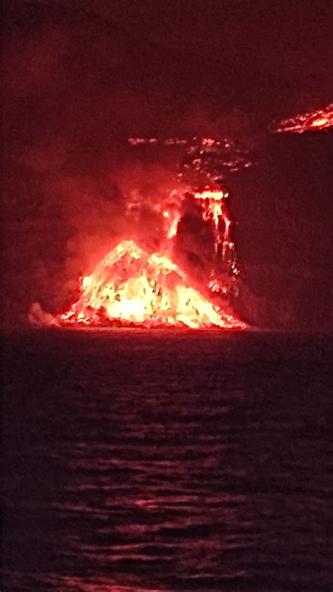 Eruzione Alle Canarie La Lava Del Vulcano Cumbre Vieja Ha Raggiunto Il