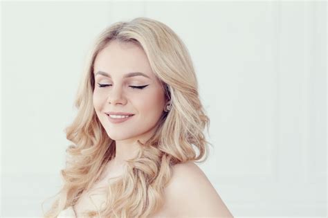 Portrait De Jolie Belle Femme Blonde Les Yeux Fermés Photo Gratuite