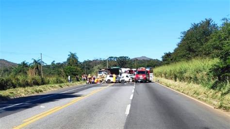 Veículos batem de frente na BR 381 trânsito é paralisado para socorro