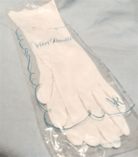 Pair Of Vintage Ladies Classic White Formal Gloves In Original Van