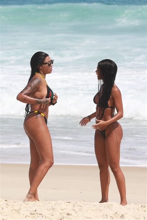 Ludmilla e Brunna Gonçalves trocam beijinhos em praia do Rio MH