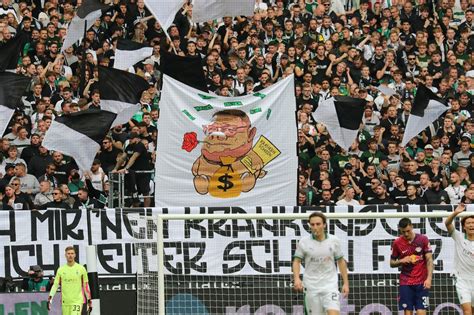 Gladbach Fans Mit Trillerpfeifen Und Schm Hplakaten Gegen Rb Leipzig