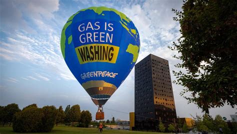 Attivisti Di Greenpeace Contro Gastech Alla Fiera Pallone Aerostatico