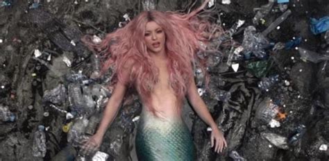 Shakira Se Transforma En Una Sirena Rescatada Por Manuel Turizo En Su