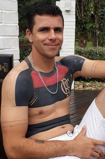 Torcedor Do Flamengo Que Est Tatuando A Camisa Do Time Anuncia Troca