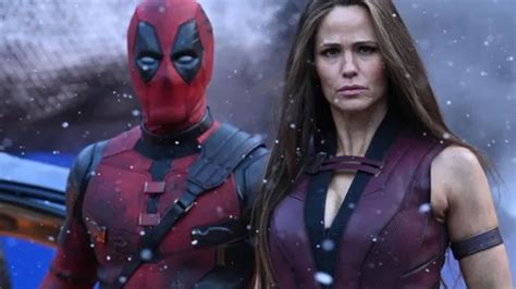 jennifer garner shares  fitness journey  return  elektra