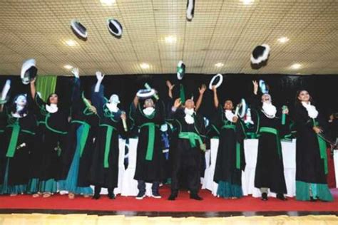 Formatura Emo O E Nostalgia Marcam Cerim Nia De Outorga De Grau No