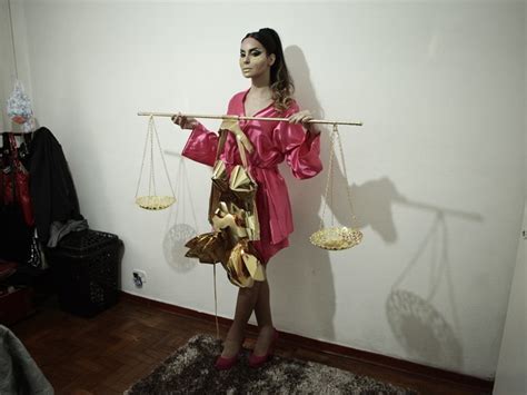 G Transexual desfila fantasia crítica à bancada evangélica na Parada Gay notícias em