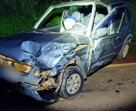 Idoso fica ferido após acidente entre carro e caminhonete na MG 170 em