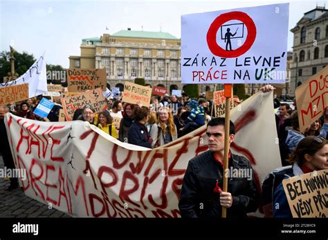 Praga República Checa 17º De Octubre De 2023 Cientos De Estudiantes