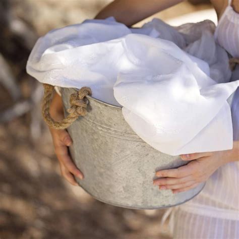 Cómo quitar manchas amarillas de ropa blanca conserva el color blanco