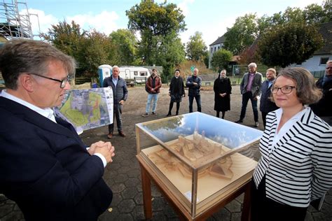 Ministerin Ina Scharrenbach Besucht Schlossruine Und Bergibt