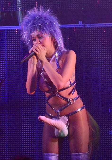 Miley Cyrus Topless 12 Photos Video Thefappening