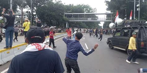 Saling Lempar Batu Demo Dua Kelompok Massa Di Patung Kuda Memanas