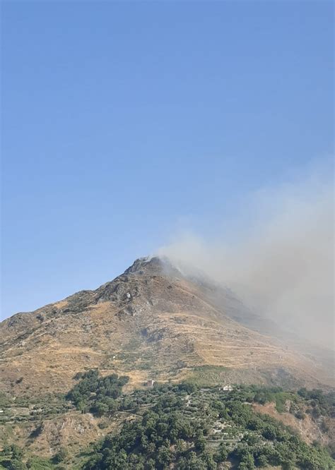 Pascoli In Fiamme A Mandanici Decine Di Ettari Devastati Da Un Vasto