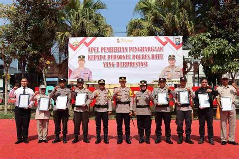 Kapolres Batu Beri Penghargaan 8 Anggota Berprestasi Ini Daftarnya