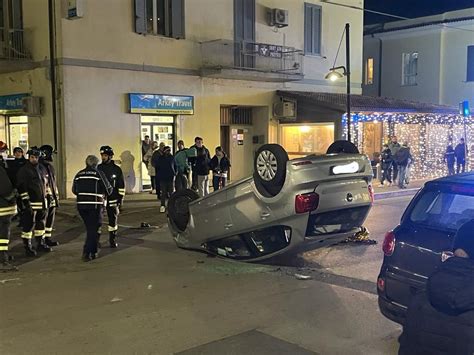 Incidente In Pieno Centro A San Nicol Auto Si Ribalta Foto Notizie